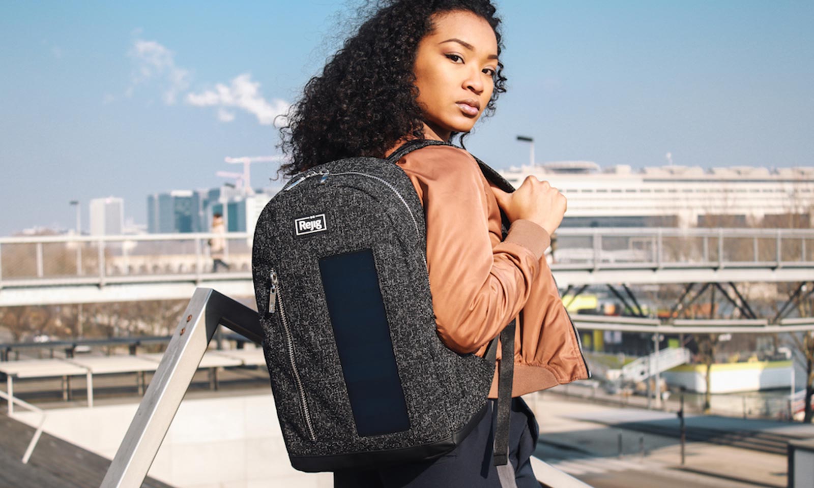 Rejig: the backpack that charges your smartphone!